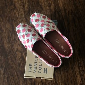 Apple Print Toms Slip-Ons